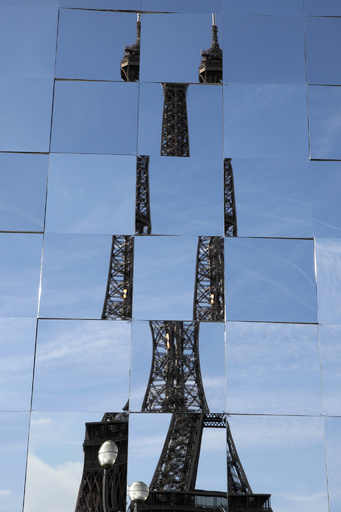 エッフェル塔がバラバラに？ トリックの正体は…