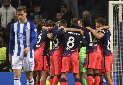 アトレティコ逆転で16強入り、退場者3人の乱戦制す 欧州CL