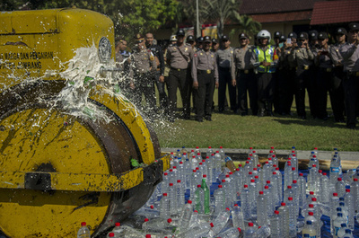 密造酒飲み12人死亡、インドネシア・ジャワ島