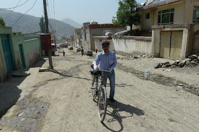 住所ない宛先に郵便物届ける、カブールのベテラン配達員