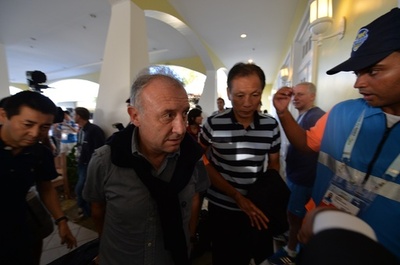 ザックら各国の代表監督が現地入り 6日にW杯組み合わせ抽選会