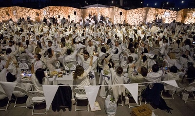 英ロンドンに全身真っ白の集団、優雅にディナー楽しむ