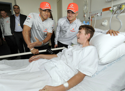 ハミルトンとコバライネンが山火事の被災者を訪問