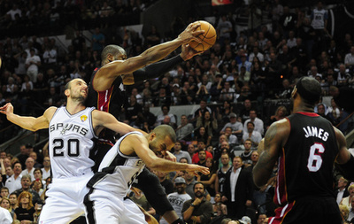 レブロンが名誉挽回、ヒートの勝利で2勝2敗に NBAファイナル