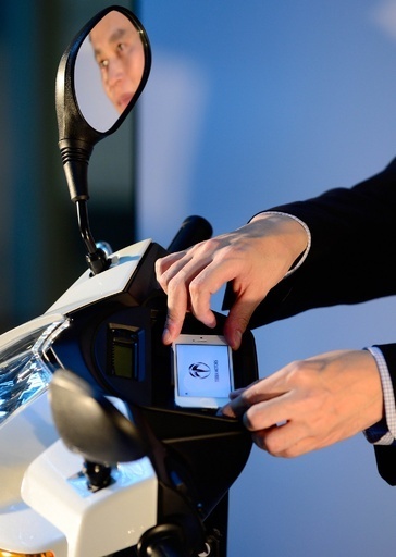 世界初の量産型スマホ連携電動バイク発売へ、テラモーターズ