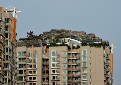 北京の高層マンション屋上に「岩屋敷」