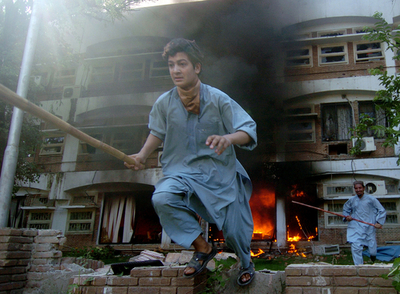 イスラム神学校での衝突、150人以上の死傷者