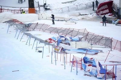 強風で安全柵吹き飛ぶ、女子アルペンW杯が休止に