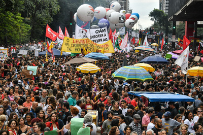 ブラジル全土で学生や教員がデモ、教育予算削減に抗議