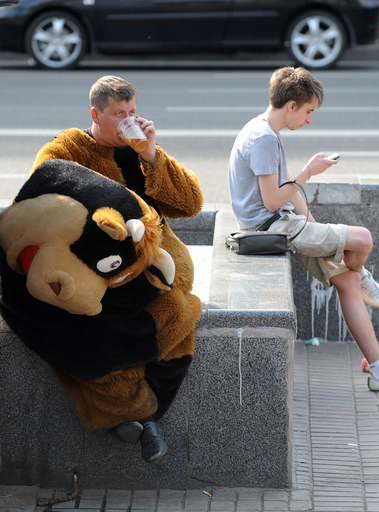 ウシの着ぐるみは酷です！冷たいビールでひとやすみ