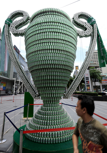 特大の欧州CL優勝トロフィーがバンコクに登場