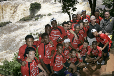 ＜サッカー 07南米ユース選手権＞エクアドル代表が滝をバックに記念撮影 - パラグアイ