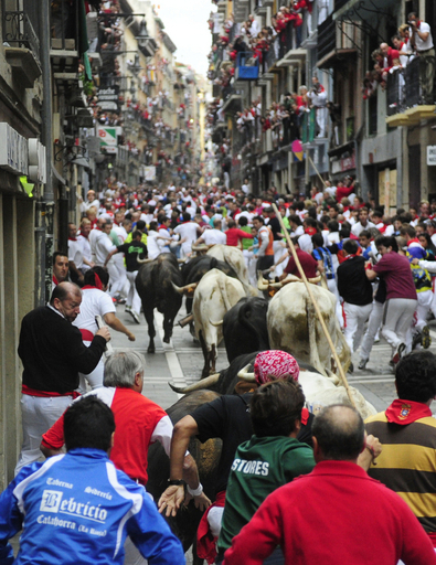 セクシー写真にオリーブ種飛ばし、スペイン牛追い祭り彩る変わりイベント