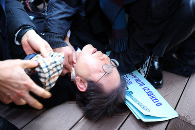 韓国・最大野党代表、釜山で襲撃される 男を拘束