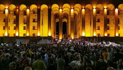 デモ隊1万人が議会突入試みる ジョージア、ロ議員演説に怒り