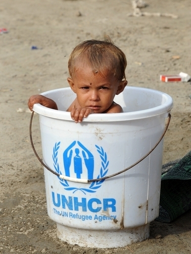 被災者500人が道路を占拠、援助不足に抗議 パキスタン