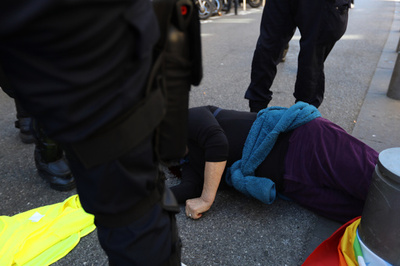 デモで重傷負った高齢女性へ「説教」、マクロン仏大統領に非難の声