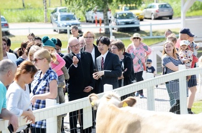 秋篠宮ご夫妻、フィンランド各地を視察 牧場や図書館へ