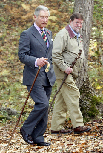 チャールズ英皇太子、C・W・ニコルさんの森を視察