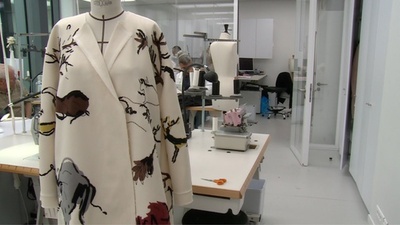 動画：「ディオール」アトリエ、ドレスメイキングの裏側に潜入