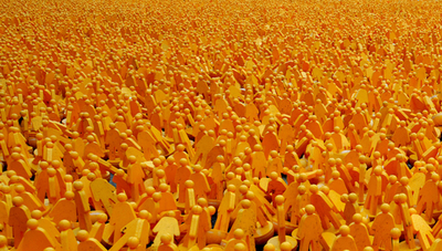 20万個のプラスチック製人形現わる、環境保護に関する署名運動で