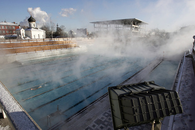 教師数千人が水着写真を一斉投稿、女性教師解雇に抗議 ロシア