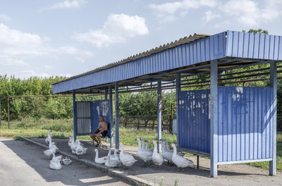 【今日の1枚】待ちわびて… ウクライナのバス停