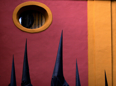 黒ずきんの信者ら、おごそかに祝うセビリアの「聖週間」