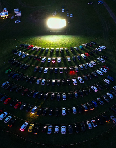 【今日の1枚】安全の車列、ドイツのドライブインシアター