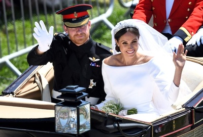 英ヘンリー王子とマークルさん、馬車でパレード