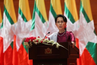 スー・チー氏、ロヒンギャ問題で国民向け演説 難民の帰還受け入れに言及