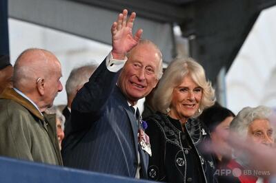 チャールズ英国王、大戦終結記念式典に出席