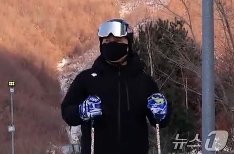 北朝鮮・馬息嶺スキー場の宣伝映像に映ったデサントのジャケットを着用した男性＝朝鮮観光「楽しい馬息嶺スキー場」映像より(c)news1