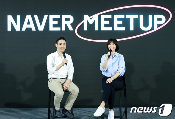 京畿道城南の社屋で開かれた行事に出席したネイバーのチェ・スヨン代表（右）とネイバーのキム・ナムソン最高財務責任者（ネイバー提供）(c)news1