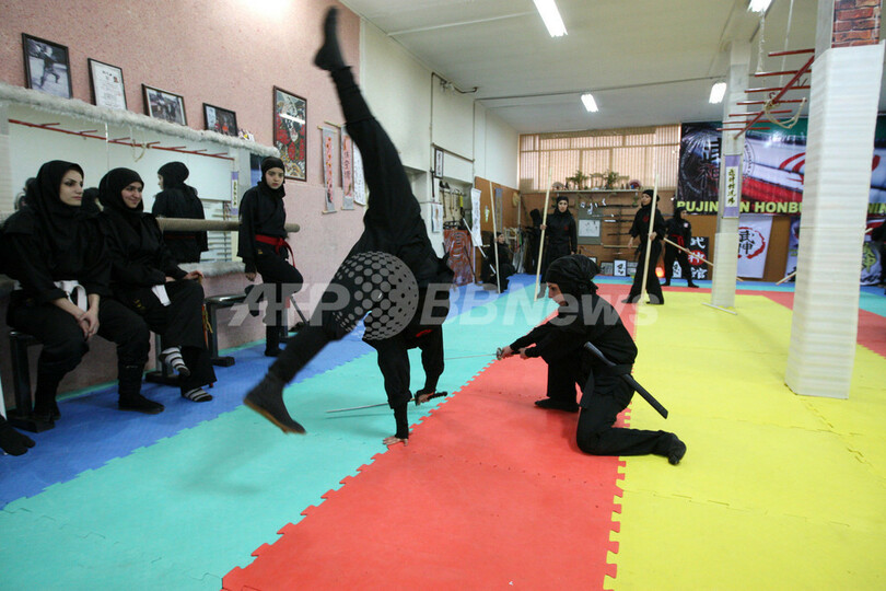 イラン女性に「忍術」が人気？華麗な技を披露