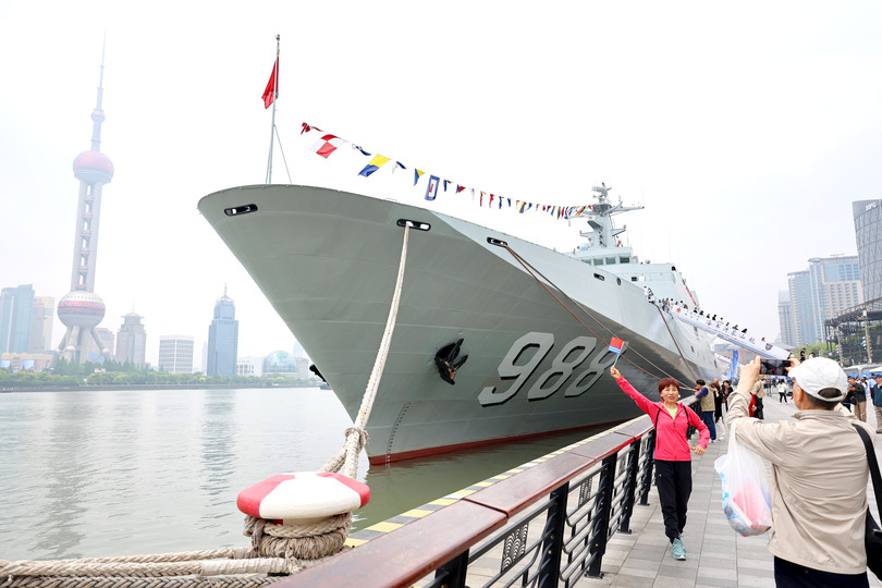 中国海軍創設７６周年を記念　上海で現役艦艇２隻が一般公開