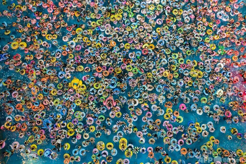 まるで点描画…プールを彩る人と花火 中国