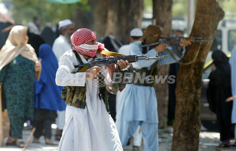 パキスタンで急進派イスラム神学生と警察が銃撃戦、少なくとも3人が死亡