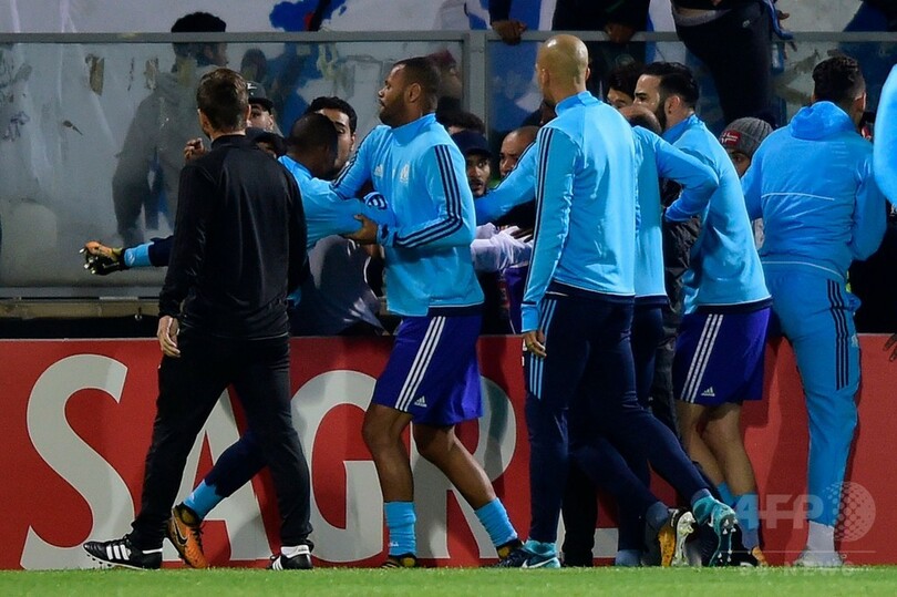 エヴラがやじ飛ばしたサポーターにカラテキック、試合前に退場処分