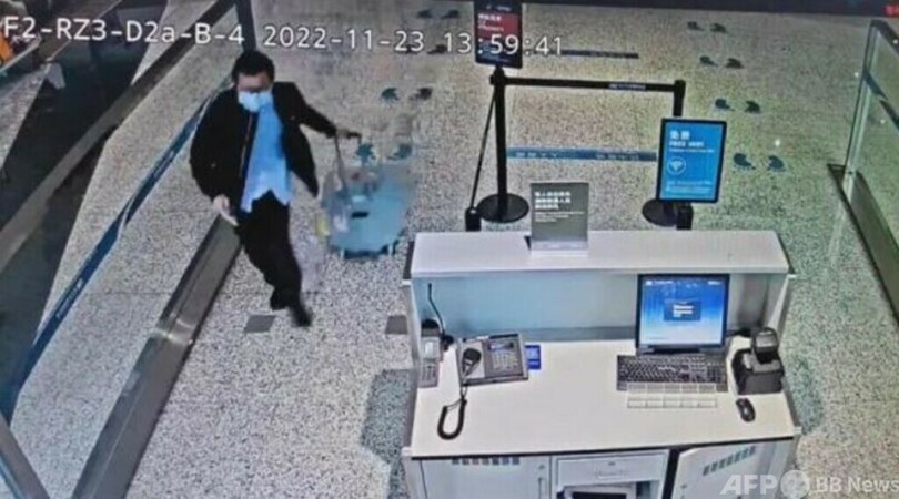 離陸滑走中の旅客機、人命救うため緊急で引き返す 中国・武漢