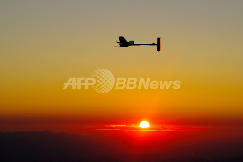 太陽の力で飛ぶ「ソーラー・インパルス」、昼夜連続26時間飛行に成功