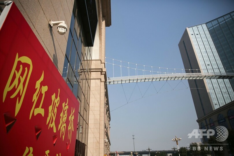 歩くと「ひび」が…地上30メートルのガラス橋 中国