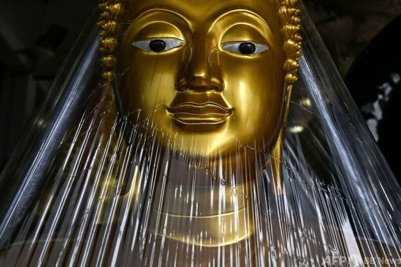 【今日の1枚】For Sale! 透明ラップを掛けられた店頭の仏像 タイ