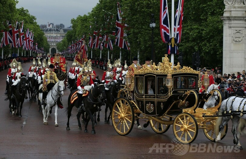 英女王、新装馬車を初披露 1000年分の英国史満載