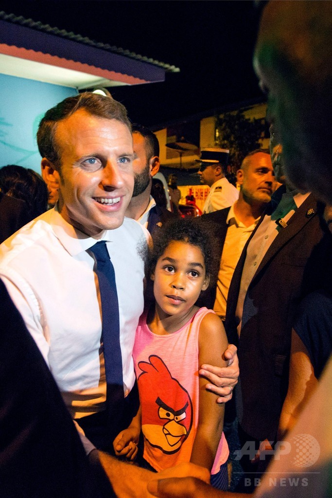 仏領ギアナ訪問のマクロン大統領、大麻のにおいに気付く