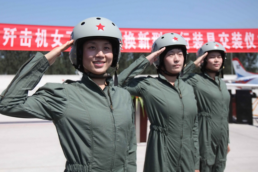 中国初の女性戦闘機パイロット、「レディース」用ヘルメット・制服に