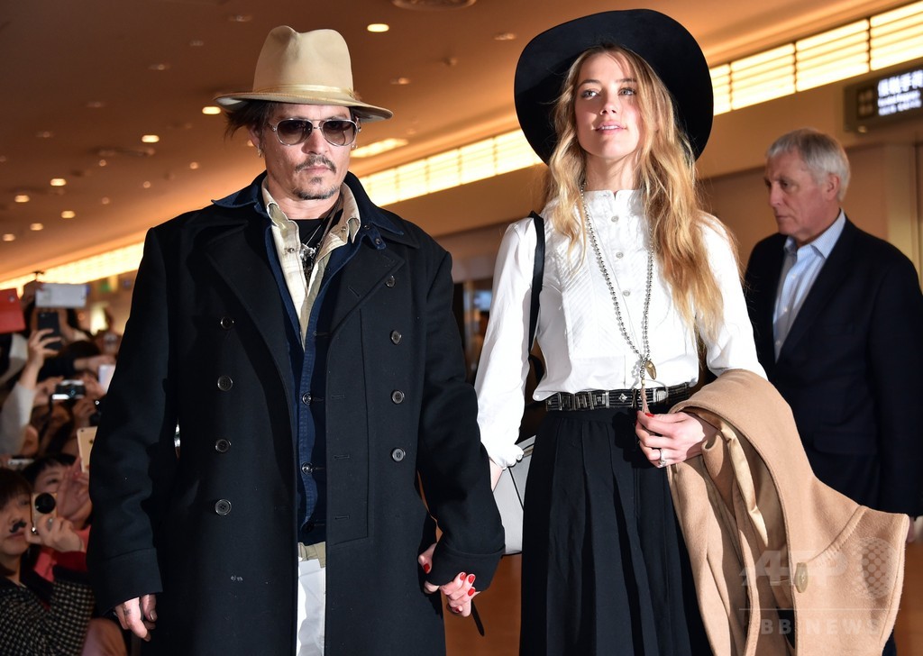 ジョニー・デップさん愛犬、安楽死避けるため豪から出国へ ジョニー・デップさん愛犬、安楽死避けるため豪から出国へ