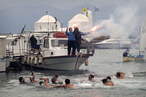 十字架めがけて海へ、ギリシャ正教の公現祭 写真15枚 国際ニュース