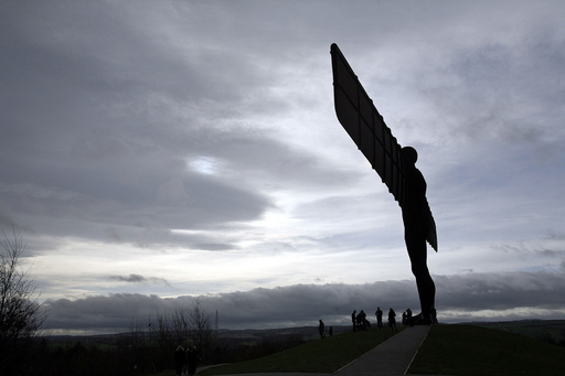 丘の上から街を見守る鋼鉄の天使、翼幅54メートル 写真12枚 国際