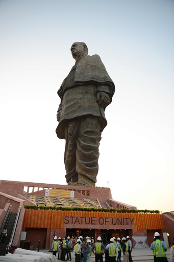 銅像 ゾロ像 | 観光スポット | 【公式】熊本県観光サイト もっと、もーっと